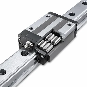 Guia linear de rolo industrial com pistas retificadas para alta rigidez mecânica, distribuída com ampla disponibilidade de estoque pela X3 Rolamentos.