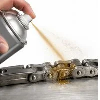 lubrificante industrial em spray aerossol de alta penetração com bico aplicador para correntes e cabos de aço.
