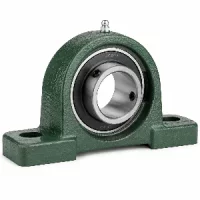 Mancal de pedestal serie UCP em ferro fundido com bico de graxeira e rolamento auto compensador de esferas.
